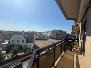 <p><span>Leuk zonnig appartement met balkon gelegen vlakbij centrum Bredene-Duinen (winkels, tram, strand)! Indeling: inkom, apart toilet, woonkamer met ingerichte keuken, berging,  badkamer met douche en lavabo, balkon met open zicht.</span></p><p><span>Vrij vanaf: 01/09</span></p><p><span>Maandelijkse lasten + provisie water: €50/maand</span></p><p><span>Huurwaarborg: 2.070€ (3 maanden)</span></p><p><span>plaatsbeschrijving: 250€ (aandeel huurder)</span></p><p><span> </span></p>