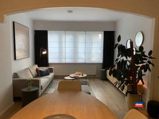 <h3><span>ANTWERPEN | INSTAPKLAAR APPARTEMENT MET 1 SLAAPKAMER EN RUIME PRIVATE TUIN</span></h3><p><span>Op zoek naar een instapklaar appartement met een uitzonderlijk ruime buitenruimte? Dit gelijkvloerse 1-slaapkamerappartement combineert een aangename woonindeling met een ruime private tuin van ca. 95 m² en bevindt zich in een kleinschalig en verzorgd gebouw bestaande uit slechts drie appartementen.</span></p><p><span>Indeling als volgt:</span></p><p><span>○ Inkomhal die toegang biedt tot de verschillende ruimtes<br />○ Ruime en lichtrijke woonkamer met plaats voor een gezellige zit- en eethoek<br />○ Geïnstalleerde keuken met rechtstreekse toegang tot het terras en de private tuin<br />○ Badkamer voorzien van douche, lavabomeubel en toilet<br />○ Ruime slaapkamer aan de rustige achterzijde met zicht op de tuin</span></p><p><span>Extra troeven:</span><span><br /><br />○ Ruime noordwest-georiënteerde private tuin van ca. 95 m²<br />○ Twee ruime kelderbergingen met mogelijkheid tot aansluiting van een wasmachine<br />○ Kleinschalig gebouw met slechts 3 appartementen<br />○ Individuele verwarming op gas via hoogrendementsketel<br />○ Elektriciteit conform<br />○ Dak geïsoleerd conform de norm 2020<br />○ Lage gemeenschappelijke kosten<br />○ EPC-label D</span></p><p><span>Ligging:</span></p><p><span>Het appartement geniet van een gunstige ligging in een rustige woonomgeving in Antwerpen (2020). Dankzij de nabijheid van de A12 en belangrijke verbindingswegen zijn zowel het centrum van Antwerpen als de omliggende gemeenten vlot bereikbaar. Ook met het openbaar vervoer is de locatie goed ontsloten, met verschillende bus- en tramverbindingen op wandelafstand. Winkels, scholen en andere dagelijkse voorzieningen bevinden zich in de nabije omgeving, terwijl ook groene zones en recreatiemogelijkheden vlot bereikbaar zijn.</span></p><p><span>Een ideaal appartement voor wie comfortabel wil wonen en wil genieten van een uitzonderlijk ruime private tuin.<br /><br />Interesse? Contacteer ons vandaag nog en plan uw bezoek!</span></p>