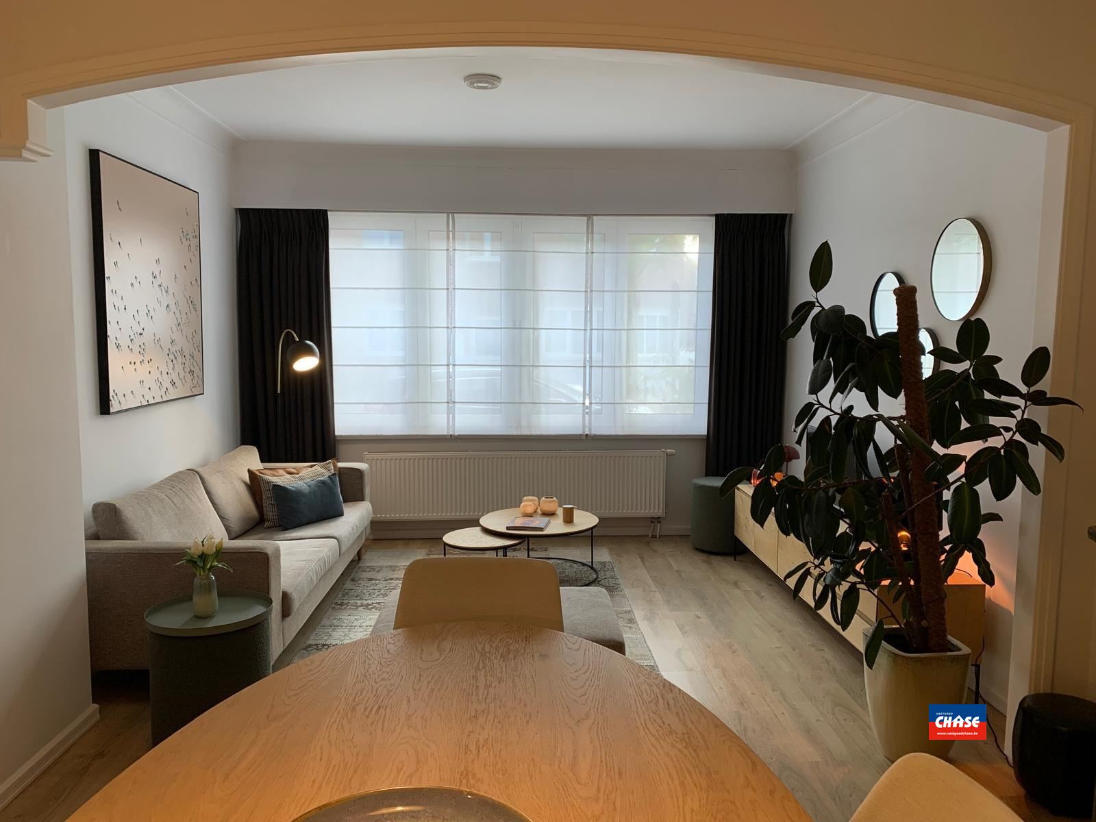 Sfeervol gerenoveerd gelijkvloers appartement met mooie tuin - foto 2