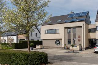 Deze ruime woning met veranda en aparte garage vinden we terug in de Vloeterstraat op centrale top locatie in Pelt centrum!Dit onroerend goed...