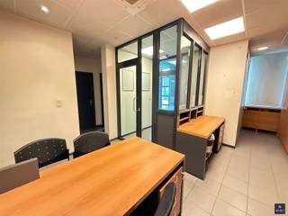 Instapklare gezinswoning met handelsruimte in hartje VraseneDeze veelzijdige woning combineert wonen en werken op een uiterst aantrekkelijke locatie...