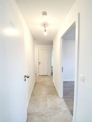 <p><span>HEDENDAAGS APP MET 2 SLKS, TERRAS &amp; AUTOSTAANPLAATS</span></p><p><span> </span></p><p><span>In Sint-Niklaas treffen wij residentie 't Fineer aan. Een toplocatie voor wie wil genieten van het leven in hartje Waasland. Wij bevinden ons op enkele minuten van het station, de markt, verschillende scholen, supermarkten, ... Kortom ideaal voor wie optimaal van het stadsleven wil genieten. </span></p><p><span> </span></p><p><span>Het appartement bevindt zich op de eerste verdieping en tweede verdieping. Toegekomen op de eerste verdieping betreden wij het appartement  via de inkomhal. Verder ontdekken wij een afzonderlijk toilet, een leefruimte bestaande uit een zit- en eethoek, een volledig uitgeruste keuken, een berging, een badkamer, de eerste slaapkamer en een terras. Op de tweede verdieping treffen wij de tweede slaapkamer aan. </span></p><p><span><br /></span><span>Leuk detail is de aanwezigheid van een parkeerplaats. Deze is terug te vinden in de ondergrondse parkeergarage waar wij ook de privatieve kelderberging aantreffen. </span></p><p><span> </span></p><p><span>Nieuwsgierig om dit centraal gelegen appartement te ontdekken? Vraag snel een bezichtiging aan via <span>info@pillar.estate</span></span><span> of 033 695 695.</span></p><p><span><br />Opgelet: Dit pand wordt enkel verhuurd voor korte duur (huurovereenkomst voor 1 jaar).</span></p><p><span>Deze gegevens zijn louter ter informatieve titel. De vermelde oppervlaktes zijn slechts een indicatie. Pillar kan niet verantwoordelijk gesteld worden voor de juistheid van de aan haar verstrekte gegevens. </span></p><p><span> </span></p>