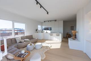 <ul>
	<li>Dit uniek <strong>penthouse appartement</strong> is gelegen langs de troonstraat te Oostende!</li>
	<li>Het appartement beschikt over de unieke combinatie van prachtige vergezichten, <strong>zeezicht</strong> en zicht op de golf!</li>
	<li>Omwille van de gunstige oriëntatie geniet je er de ganse dag van de <strong>zon</strong>!</li>
	<li>De indeling is als volgt: inkom, leefruimte met open keuken, <strong>2 slaapkamers</strong>, badkamer met bad en douche, berging, <strong>riant terras</strong> en <strong>optionele garage.</strong></li>
	<li>Het appartement is recent <strong>gerenoveerd</strong> met zeer <strong>kwalitatieve materialen</strong>!</li>
	<li>Zijn onder andere aanwezig: parketvloer, Miele toestellen, <strong>airco</strong>, ingemaakte kasten, ...</li>
	<li>Bijkomende kenmerken: <strong>gunstig EPC attest</strong>, conforme elektrische keuring en asbest-veilig attest.</li>
	<li>Dit is zowel het ideale tweede verblijf als hoofdverblijfplaats.</li>
</ul>