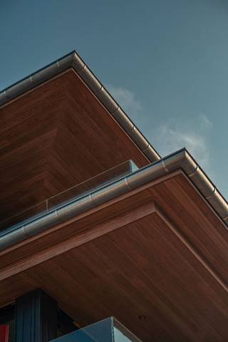 Dit kwaliteitsproject is gelegen aan de splitsing van de Baanstknokstraat en Hugo Verrieststraat te Waregem. <br /><br />Schitterend gelegen nieuwbouwappartement/ hoek appartement op het 1ste verdiep; 'Residentie Daniël &amp; Zozima'. <br />* 2 slaapkamer appartement met een bewoonbare oppervlakte van 106m² &amp; met terras van 8m².<br />* warmtepomp via geothermie (aardwarmte) <br />* zuid georiënteerd terras <br /><br />* bij aankoop appartement keuze tussen autostaanplaats (ondergronds) of garage (gelijkvloers, enkel of dubbele)<br />* aankoop 6% mogelijk, mits wettelijke voorwaarden <br /><br />Een plek om 'Smoor' verliefd op te worden; <br />- De ideale ligging (vlakbij station, centrum, hospitaal, supermarkten, ... )<br />- Alle faciliteiten in de onmiddellijke omgeving aanwezig. <br /><br />Maak nu uw afspraak via tom@immoroba.be voor meer info over deze prachtige residentie.