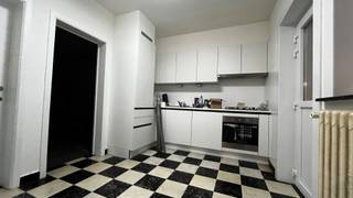 De indeling van deze woning is als volgt:<br />Ruime Inkomhal , open leefruimte met mooi zicht naar de tuin, gezellige zitruimte, recente huiselijke keuken en een zijberging.<br />Aansluitend is er een veranda en een badkamer met toilet, wastafel en een douche.<br />Verdiep 1 heeft drie ruime kamers met rolluiken en radiatoren.<br />Er is een vaste trap naar verdiep 2 waar er een grote open zolder is.<br />+ Inpandige garage<br />+ Nieuwe ramen (dubbel glas) en deuren binnenin, laminaat op het eerste verdiep, rolluiken,...<br />+ CV op gas, regenwaterput (geen pomp)<br />+ Leuke ligging met voldoende parking in de straat<br />+ Neem vrijblijvend contact op met Maggie@vastgoednorman.be of 0479402404