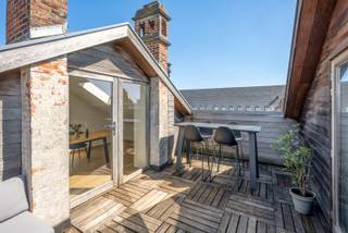 Dit uitzonderlijke penthouse maakt deel uit van de prestigieuze herontwikkeling van het voormalige Sint-Amanduscollege en het Alexianenklooster en wordt exclusief aangeboden via Access Estate.<br />BEZOEK OP AFSPRAAK!<br />Maak uw afspraak via +32 472 60 91 51 (telefoon, sms of Whatsapp).<br /><br />Gelegen aan de Oude Houtlei, op wandelafstand van de Korenmarkt, de Sint-Michielskerk en het bruisende stadscentrum van Gent, bevindt zich dit lichtrijke duplex penthouse op de derde verdieping van een karaktervolle residentie. Met een bewoonbare oppervlakte van 125 m² (exclusief terras) biedt dit appartement een uitzonderlijk gevoel van ruimte, comfort en privacy.<br /><br />Een absolute meerwaarde is het aangename dakterras van circa 14 m², waar u in alle rust kunt genieten van een prachtig uitzicht over de omgeving. De centrale ligging combineert het beste van twee werelden: de levendigheid van de stad ligt letterlijk om de hoek, terwijl de vlotte aansluiting op de binnenring zorgt voor een uitstekende bereikbaarheid richting diverse snelwegen. Mogelijkheid tot aankopen van één of twee ondergrondse staanplaatsen.<br /><br />De site werd in 2011 met grote zorg en respect voor haar historische erfgoed herontwikkeld. Daarbij werd bijzondere aandacht besteed aan duurzaamheid, authenticiteit en kwalitatieve afwerking, wat resulteert in een woonomgeving met een uniek karakter.<br /><br />Het appartement verwelkomt u via een inkomhal met gastentoilet en praktische berging. Op dit niveau bevinden zich twee volwaardige slaapkamers die beide rechtstreeks aansluiten op een badkamer uitgerust met een lavabo en douche. Verder vindt u een lichtrijke leefruimte met eet -en zitplaats die aansluit op de open geïnstalleerde keuken. De trap in de leefruimte leidt naar het verdiep waar er nog een multifunctionele ruimte aanwezig is die toegang verschaft naar het zonnige dakterras. Aan de overzijde van het dakterras bevindt zich bovendien nog een volledig afgewerkte kamer die perfect kan worden ingericht als thuisbureau, logeerkamer/ slaapkamer of hobbyruimte. <br /><br />Troeven:<br />- grote bewoonbare oppervlakte met kwalitatieve afwerking;<br />- recente herontwikkeling waardoor het volledig instapklaar is;<br />- toegang via lift;<br />- ruim dakterras met privacy en mooi uitzicht;<br />- unieke locatie in een historisch kader;<br />- mogelijkheid tot aankopen van één of twee ondergrondse staanplaatsen.<br /><br />Keuringen:<br />- EPC: label B;<br />- elektrische installatie: conform;<br />- asbestattest: asbestveilig.<br /><br />Bent u op zoek naar een exclusieve woonst met karakter, ruimte en een uitzonderlijke ligging in Gent? Dan biedt dit unieke duplex penthouse een zeldzame kans. Contacteer Access Estate vandaag nog en plan uw bezoek.