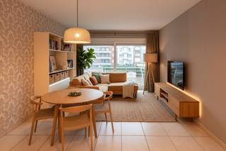 Dit comfortabele en goed onderhouden 2-slaapkamerappartement met kelder is centraal gelegen in een verzorgde residentie en biedt alles wat u nodig heeft. Het appartement beschikt over een lichte woonkamer, een moderne keuken, een nette badkamer met zowel een douche als een bad, en twee volwaardige slaapkamers, waarvan één met een aangrenzende bergruimte.<br /><br />De woning heeft een praktische indeling en biedt voldoende bergruimte. Dankzij de grote ramen geniet het appartement van veel natuurlijk licht.