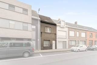 Welkom in deze charmante woning, waar gezelligheid en praktisch wonen hand in hand gaan.Je komt binnen via een ruime inkomhal die  toegang biedt tot...