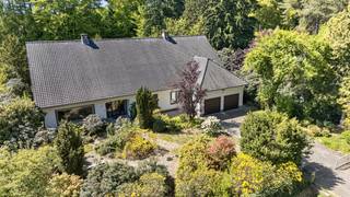 In de gegeerde residentiële wijk De Lint in Oud-Turnhout bevindt zich deze stijlvolle, tijdloze villa op een prachtig zuidwest georiënteerd...