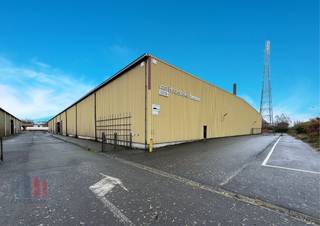 Dit bedrijfsgebouw, bestaande uit <strong>twee loodsen</strong>, geniet een strategische ligging in de haven van Gent, met directe toegang tot de <strong>R4 </strong>en op slechts 10 minuten rijden van de <strong>N9</strong>.<br /><br />De site omvat twee magazijnen: een <strong>gesloten loods</strong> (8.255m²) en een <strong>halfopen loods </strong>(7.496m²), met een totale oppervlakte van <strong>15.751 m²</strong>. Dankzij een vrije hoogte van 7 tot 9 meter biedt het gebouw uitgebreide mogelijkheden voor opslag en logistieke operaties. Lichtstraten zorgen voor een overvloed aan natuurlijk licht, wat bijdraagt aan een aangename en efficiënte werkomgeving. <br /><br />Voor meer informatie of om een vrijblijvend plaatsbezoek te plannen, kunt u contact opnemen met<strong> PANORAMA B2B</strong> via <strong>0477 02 09 02</strong>.