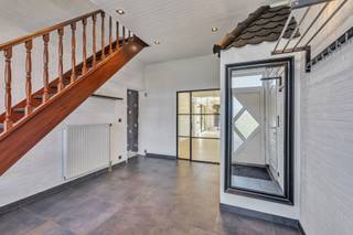 <p>Op een rustige locatie in de Weverstraat te Roosdaal, vindt u deze verzorgde woning op een perceel van 8a49ca.</p><p>De inkomhal van 14 m² is voorzien van een gastentoilet en geeft ons toegang tot zowel de lichtrijke woonkamer als een eerste slaapkamer of bureau (15m²) en de ruime garage (35m²). Verder vinden we op het gelijkvloers nog een volledig uitgeruste keuken en een veranda van 22m².</p><p>Op de bovenverdieping treft u 3 slaapkamers aan van respectievelijk 14,5 m², 15 m² en 12 m² aangevuld met een badkamer die voorzien is van zowel een ligbad, als een douche en ook het 2de toilet.</p><p>De ruime zolder bereik je via de vaste trap en biedt ons nog extra uitbreidingsmogelijkheden!</p><p>Buiten geniet u van een zuidgerichte tuin, een zonnig terras en een oprit. <br />Enkele troeven: Elektriciteit conform - Rolluiken - Airco in de woonkamer voorzien</p><p> </p><p>Ideale ligging: Landelijk, maar toch nabij winkels, scholen, een sportcentrum, openbaar vervoer, en de invalswegen richting onder andere Ninove, Liedekerke en Brussel. EPC - E (renovatieverplichting van toepassing)</p>