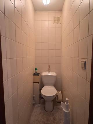 Het appartement is gelegen in de Marialei, een rustige woonstraat in Schoten, op een aangename locatie waar rust en bereikbaarheid mooi samenkomen!! <br />In de onmiddellijke omgeving bevinden zich scholen, winkels, supermarkten en openbaar vervoer, waardoor dagelijkse verplaatsingen bijzonder praktisch zijn. Ook het centrum van Schoten, Merksem en de belangrijkste verbindingswegen zijn vlot bereikbaar. Zeer goed investering!! Klein gebouw met 3 appartementen=Lage gemeenschappelijke kosten. Alle meters van gas, water en elektriciteit zijn afzonderlijk. We zoeken een investeerder die het appartement koopt om verder te verhuren aan onze huurder! Indeling; inkomhal met aparte toilet, berging, ruime woon-en eetkamer met zeer veel lichtinval, keuken, 2 mooie slaapkamers en badkamer. Gunstige energiescore: B attest (125kwh/m²). Voor meer informatie of vrijblijvend plaatsbezoek 0488/60.05.07