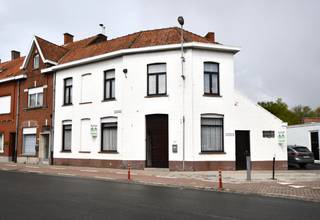 Hoekwoning op uitstekende locatie te koop in RoeselareDeze hoekwoning ligt nabij het centrum van Roeselare en heeft door zijn uitstekende locatie een...