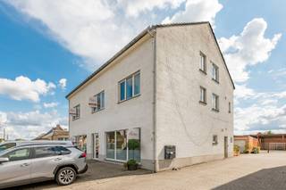 Dit appartement gelegen op de 1ste verdieping maakt deel uit van een appartementsgebouw, waar in totaal 5 appartementen gevestigd zijn. Het...