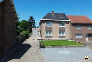 <p><span>Vergunde tweewoonst met ruime loods, dubbele garage en landelijke tuin</span><span><br /><br /></span></p><p><span>Bent u op zoek naar een eigendom die wonen en werken perfect combineert of naar een <br />woning met een aparte woonentiteit voor familie, kangoeroewonen of verhuur? Dan is <br />deze vergunde tweewoonst ongetwijfeld een unieke opportuniteit. </span></p><p><span> </span></p><p><span>Ook de ligging is een absolute troef. De woning geniet van een uitstekende bereikbaarheid<br />met een vlotte verbinding naar Nederland. Het centrum van Maastricht bereikt u in slechts<br />een kwartier, terwijl ook de op- en afrit van de E313 nabij gelegen zijn. Hierdoor combineert<br />deze woning een rustige woonomgeving met een uitstekende bereikbaarheid.<br />Ideaal voor zowel gezinnen, als zelfstandigen die een centrale uitvalbasis zoeken.</span></p><p><span><br />Met een totale bewoonbare oppervlakte van 285 m² bestaat het pand uit een ruime <br />gezinswoning van ca. 225 m² en een afzonderlijk appartement van ca. 60 m², elk met een <br />eigen toegang en huisnummer. De woonentiteiten kunnen perfect weer tot één woonentiteit <br />worden omgevormd.<br /><br />De hoofdwoning verwelkomt u via een inkomhal met gastentoilet en trap naar de verdieping. <br />Op het gelijkvloers bevinden zich een slaapkamer of bureauruimte van ca. 13 m², een <br />aangename leefruimte, een volledig uitgeruste keuken met inductiekookplaat, ingebouwde oven, <br />microgolfoven, vaatwasser (allen AEG), koelkast, spoelbak en afzuigkap, evenals een lichtrijke <br />veranda. <br />Op de eerste verdieping vindt u de nachthal, drie ruime slaapkamers van 20, 16,5 en 13 m² en <br />een badkamer uitgerust met ligbad, toilet en enkele lavabo.<br />Verder beschikt U over een kelder met inpandige garage.<br /><br />Het appartement is bereikbaar via een aparte buitentrap en beschikt over een open leefkeuken. <br />Via een vaste trap bereikt u de zolderverdieping, waar zich een gezellige leefruimte, de slaapkamer <br />en een badkamer met ligbad, toilet en enkele lavabo bevinden.<br /><br />Een absolute meerwaarde is de ruime loods van 125 m² met een poorthoogte van 3 meter, <br />aangevuld met een dubbele garage van 65 m². Ideaal voor zelfstandigen, hobbyisten, opslag of <br />het stallen van meerdere voertuigen. <br /><br />Ook op energetisch vlak scoort deze eigendom bijzonder goed. Dankzij de reeds uitgevoerde <br />renovaties, waaronder de isolatie van dak en buitenmuren en de vervanging van de ramen, beschikt <br />de woning over een EPC-label C. Hierdoor geldt geen renovatieverplichting, zodat u onmiddellijk <br />zorgeloos kunt genieten.<br /><br />Achteraan het perceel bevindt zich een verzorgde, aangename tuin waar u in alle rust kunt genieten <br />van het mooie, landelijke uitzicht over de achtergelegen velden en weilanden. Een ideale plek om te <br />ontspannen in een groene omgeving. <br /><br />Kortom, een bijzonder veelzijdige eigendom met tal van mogelijkheden, waar comfortabel wonen, <br />ruimte en functionaliteit perfect samenkomen. <br /><br /></span><span>Wenst U meer informatie over deze woning of een bezichtiging? <br />Contacteer ons via 012 26 22 05 of info@hetimmohuis.be. </span></p>
