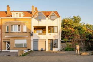 Deze op te frissen woning is gelegen in de zeelaan te Oostende. <br /><br />De indeling is als volgt: inkom met gastentoilet, garage, woonkamer met open keuken (Dovy, 2021), veranda. <br />Op de verdiepingen: woonkamer met terras, 3 slaapkamers, badkamer, 4<sup>de</sup> slaapkamer / bureau. <br /><br />Buiten is er een ruime tuin ( waaronder een perceel bouwgrond - 271m<sup>2</sup>) en oprit voor 2 wagens.<br /><br />De woning is rustig gelegen nabij shoppingcenter Middelkerke, tram-en bushalte en op wandelafstand van het strand. <br /><br />(wg,vg,gvv,gmo,vkr, epc: 274 - C uc: 3925723-res-1, P&G-score: A)