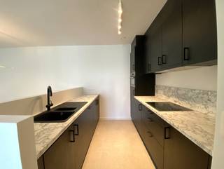 Pal achter de Jan Van Rijswijcklaan, in de Markgravebuurt, bevindt zich dit hoogstaand appartement in de luxueuze residentie ‘Louise Marie’...