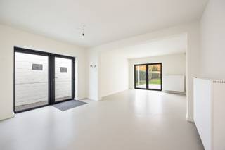 TOEKOMSTGERICHT GELIJKVLOERS APPARTEMENT MET TUINDankzij de warmtepomp, zonnepanelen en thuisbatterij geniet je hier van een uiterst energiezuinig...