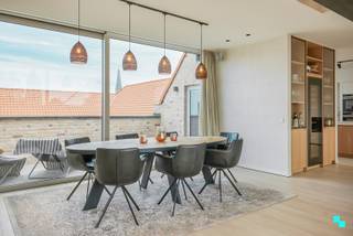 In het bekende voormalige Clarissenklooster vindt u vandaag Residentie Clarenhof, een unieke plek vol karakter. Hier vertoeft u in het bruisende centrum van Nieuwpoort, met de haven op wandelafstand. Exclusiviteit, ruimte en licht staan voorop bij de architectuur en het interieur van dit luxueuze appartement van maar liefst 160 m². De afwerking werd voorzien met hoogwaardige materialen en de verfijnde details maken het plaatje compleet. Indeling: Ruime open eetplaats met zicht op beide terrassen die rechtstreeks in contact staat met de hyper geïnstalleerde keuken (composieten werkblad) voorzien van kwalitatieve toestellen en de gezellige leefruimte in volle eiken parket met sfeervolle gashaard. Hier vinden we ook nog een eerste slaapkamer en luxe welnessbadkamer voorzien van een dubbele wastafel, stoomcabine met douche, jacuzzibad en televisie. De bovenverdieping is voorzien van 2 ruime slaapkamers, een tweede badkamer, 2 burelen en technische berging(en). Er is een mogelijkheid om een ondergrondse autostaanplaats aan te kopen. Genieten kan hier zonder zorgen. In Residentie Clarenhof voelt iedereen zich thuis. U wordt volledig ontzorgd, alle mogelijke diensten zijn binnen handbereik (uniek domotica-en oproepsysteem, conciergediensten, boodschappendienst, poetsdienst en nog veel meer). Troeven: Aircosysteem | Surroundsysteem | Hoge plafonds | Energiezuinig | 2 terrassen | Camerabeveiliging | Domotica | Eiken parket | Vrijstelling onroerende voorheffing. Benieuwd? Pieter (BIV515.887) organiseert voor dit luxe penthouse de bezoeken ter plaatse, mits het maken van een afspraak via 056 98 03 03. www.bordes.be