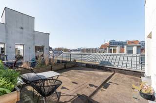 <p>Ideaal gelegen aan het kanaal en vlakbij Dansaert, op de 3e verdieping van een omgevormde brouwerij, deze prachtige loft van meer dan 160m2 met 2 slaapkamers en een groot terras. Het biedt: inkomhal, grote woonkamer, doucheruimte met inloopdouche, apart toilet, wasruimte en twee slaapkamers (19m² en 14m²). Op de verdieping (rooftop) bevinden zich de eetkamer met open keuken en het grote terras. Parkeerplaats: €30.000. EPC D. Vloerverwarming. Zal u bekoren met zijn lichtinval, uitzonderlijke architectuur en het grote terras! Zeker te bezoeken.</p>