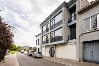 <p><strong><span>Bent u op zoek naar een interessante investering of een eerste appartement?</span></strong><span> Dan is dit tweeslaapkamerappartement in Zellik zeker een bezoek waard!</span></p>
<p><span>Het appartement is gelegen in de rustige en doodlopende Jan Tieboutstraat, op wandelafstand van scholen, winkels en openbaar vervoer. Ook met de wagen geniet u van een uitstekende bereikbaarheid: de op- en afritten van de autosnelweg zijn vlot bereikbaar en zowel het centrum van Zellik als Groot-Bijgaarden liggen vlakbij.</span></p>
<p><span><span>Indeling</span> <br /><br />Het appartement bevindt zich op de eerste verdieping van een kleinschalige residentie.</span></p>
<p><span>Via de inkomhal komen we terecht in de lichtrijke woonkamer. Aansluitend bevindt zich de keukenruimte met toegang tot een balkon. Mits de nodige aanpassingen is het perfect mogelijk om beide ruimtes samen te voegen tot één ruime leefruimte met open keuken. De renders geven alvast een beeld van de mogelijkheden.</span></p>
<p><span>Verder beschikt het appartement over een nachthal met apart toilet. Deze geeft toegang tot de master bedroom, die beschikt over een aangenaam terras, en een tweede kamer die ideaal kan worden ingericht als kinderkamer, dressing of bureau.</span></p>
<p><span>De badkamer is uitgerust met een ligbad.</span></p>
<p><span>Tot slot beschikt het appartement over een privatieve kelder en een inpandige garage van maar liefst 16 m².</span></p>
<p><span>Extra troeven:</span><span><span> </span>EPC B – nieuwe ramen – vernieuwd plat dak – elektriciteit conform</span></p>
<p><span>Een appartement met een interessante ligging, een praktische indeling én tal van mogelijkheden!</span></p>
<p>Interesse? Contacteer ons vandaag nog voor een bezoek ter plaatse!<strong><span><br /></span></strong><strong><span>info@impromove.be</span></strong><strong><span> – 02 887 80 56</span></strong></p>