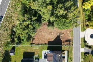 Deze zuidwest georiënteerde bouwgrond met een oppervlakte van 872 m² is gelegen te Drongen. Het perceel is gelegen in een verkaveling waardoor, rekening houdend met de officiële bestemming in agrarisch gebied, de opbouw van een woning mogelijk is zonder bestemmingswijziging. Dit perceel is zeer vlot bereikbaar dankzij de goede ontsluiting met de E40. De bouwgrond is geschikt voor het bouwen van een open bebouwing (landelijk karakter) met een maximale diepte van 20 m op het gelijkvloers en 15 m op de verdieping. Op deze grond kan een woning geconstrueerd worden, afgewerkt met een zadeldak en een kroonlijst van maximaal 6 m. Een eventuele afzonderlijke garage kan opgericht worden op minstens 20 m achter de voorbouwlijn, met een maximale oppervlakte van 32 m². Verder is er een zijdelings bouwverbod van 4 m beginnend vanaf de perceelsgrens van aanpalende percelen. In de tuinzone achter de woning kan een constructie (berging, serre…) worden opgericht op minstens 30 m van de voorbouwlijn met een maximale hoogte van 3,5 m. Verder zal het bijgebouw dienen afgewerkt te worden met dezelfde materialen als het hoofdgebouw. Dit perceel biedt dus een mooie kans voor het bouwen van een open gezinswoning in een groene en vlot bereikbare omgeving. Er is tevens geen bouwverplichting wat betekent dat u vrij bent te kiezen wanneer u uw droomwoning bouwt.