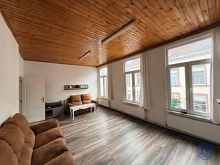 <p><span>Information immeuble commercial</span></p><p><span>Idéalement situé dans la rue commerçante St Gummarusstraat, cet immeuble commercial représente une opportunité d'investissement intéressante avec un rendement. Au rez-de-chaussée se trouve un salon de coiffure bien géré, actuellement loué à 1.300€/mois. L'entité résidentielle située au-dessus est divisée en deux appartements. L'appartement du premier étage (environ 65 m²) dispose d'une chambre spacieuse donnant sur la rue, d'un salon lumineux, d'une cuisine équipée séparée et d'une salle de bain avec douche dans la baignoire, lavabo et toilettes. Cet appartement est loué à 700€/mois. Aux deuxième et troisième étages se trouve un spacieux appartement en duplex d'environ 125 m². Le deuxième étage comprend un grand espace de vie d'environ 26 m² avec une cuisine adjacente récemment rénovée et une salle de bain récemment rénovée à l'arrière.<br />Au troisième étage, il y a deux chambres (environ 16 m² et 9 m²) et un espace bureau d'environ 10 m². Le rez-de-chaussée, le premier et le deuxième étage bénéficient de hauts plafonds, ce qui crée une agréable sensation d'espace. En outre, le bâtiment dispose d'un sous-sol d'environ 40 m² et de compteurs séparés pour l'électricité, le gaz et l'eau. EPC : label D (commercial et résidentiel). L'électricité n'est pas conforme. Le magasin est sécurisé contre l'amiante, le logement non sécurisé contre l'amiante.</span></p><p><span> </span></p><p><span>Aménagement</span></p><ul><li><span>Sous-sol d'environ 40m², accessible par le hall d'entrée.</span></li><li><span>Local commercial d'environ 65m², actuellement loué et exploité comme salon de coiffure.</span></li><li><span>Au premier étage se trouve un appartement avec une chambre spacieuse donnant sur la rue, un salon, une cuisine séparée et une salle de bain avec douche dans la salle de bain, toilettes et lavabo.</span></li><li><span>Aux 2ème et 3ème étages, un appartement en duplex est meublé. Au 2ème étage se trouve un spacieux séjour d'environ 25m², une cuisine équipée et récemment rénovée et une grande salle de bain équipée d'un Wc, d'un lavabo, d'une douche à l'italienne et d'un branchement pour la machine à laver. Au 3ème étage se trouve un bureau de 10m², une chambre d'environ 16m² et une deuxième chambre d'environ 9m².</span></li></ul><p><span> </span></p><p><span>Extra's</span></p><ul><li><span>Hauts plafonds au rez-de-chaussée, au 1er et au 2ème étage !</span></li><li><span>3 compteurs d'électricité, 3 compteurs d'eau, 3 compteurs de gaz</span></li></ul><p><span> </span></p><p><span>Informations générales</span></p><ul><li><span>Revenu locatif boutique : 1.300 €/mois</span><ul><li><span>Date de début : 01/04/2022</span></li></ul></li><li><span>Revenu locatif appartement V1 : 700 €/mois</span><ul><li><span>Date de début : 15/08/2025</span></li></ul></li></ul><p><span> </span></p><ul><li><span>EPC magasin : label D (pas d'obligation de rénovation !)</span></li><li><span>EPC appartement : label D (pas d'obligation de rénovation !)</span></li></ul><p><span> </span></p><ul><li><span>Contrôle électrique magasin : présent, non conforme AREI.</span></li><li><span>Contrôle électrique à domicile : présent, non conforme à l'AREI.</span></li></ul><p><span> </span></p><ul><li><span>Certificat d'amiante atelier : sécurité amiante (mais peut-être pas exempt d'amiante) !</span><ul><li><span>1 limitation</span></li></ul></li><li><span>Certificat d'amiante maison : pas sûr pour l'amiante !</span><ul><li><span>2 matériaux amiantés à éliminer d'urgence</span></li><li><span>1 gestion prudente des matériaux amiantés</span></li><li><span>2 restrictions</span></li></ul></li></ul><p><span> </span></p><p><span>Bâtiment</span></p><ul><li><span>Immeuble composé d'un sous-sol, d'un rez-de-chaussée commercial, d'un appartement au 1er étage et d'un duplex aux 2ème et 3ème étages.</span></li><li><span>Remarque ! Le bâtiment est autorisé comme maison commerciale, l'état actuel n'est pas prouvé comme autorisé. Nous vous conseillons de vous renseigner auprès du service d'urbanisme de la ville d'Anvers et de votre notaire avant de faire une offre. L'immeuble est acheté dans cet état sans autres garanties et à l'entière responsabilité du vendeur.</span></li></ul><p><span> </span></p><p><span>Emplacement</span></p><ul><li><span>Superbe emplacement commercial dans la rue animée Sint-Gummarusstraat.</span></li><li><span>Au coin de la rue, il y a Sint-Jansplein et Park Spoor Noord.</span></li><li><span>MOBISCORE : 9,4/10 !</span></li></ul><p><span> </span></p><p><span>Les informations contenues dans ce prospectus sont données à titre indicatif : les acheteurs potentiels doivent faire leur propre affaire de l'obtention, de la vérification et de l'interprétation de ces informations.</span></p><p><span> </span></p>