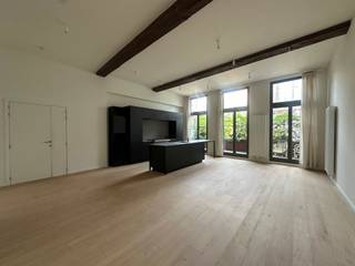 <p><span>Luxueus appartement met authentieke elementen in historisch pand<br /><br />Hof Van Immerseel: Wonen in een historisch complex met een Bourgondische kapel van ca. 1495. Via de impressionante poort bereikt men het eerste binnenplein. Hier bevindt zich de inkom naar de eerste vier luxueuze appartementen met een prachtig evenwicht tussen modern comfort en authentieke elementen zoals molures, houten steunbalken, prachtige vloeren, … . Rondom het tweede binnenplein bevindt zich het koetshuis en twee moderne glazen appartementen.</span></p>
<p><span> </span></p>
<p><span>Indeling : De royale leefruimte met hoge plafonds voorzien van de originele steunbalken en parket baadt in het licht. De open keuken met kookeiland is uitgerust met een Lacanche gasfornuis, vaatwasmachine en grote koelkast. Via de nachthal en gastentoilet met handenwasser bereikt men een royale kamer met sierschouw, originele tegelvloer en houten wandpanelen. Verder heeft het appartement nog een tweede slaapkamer en een badkamer met inloopdouche en dubbel wastafelmeubel. Op de twee terrassen kan men met veel privacy genieten van de buitenlucht.</span></p>
<p><span> </span></p>
<p><span>Bijzonderheden:</span></p>
<ul>
<li><span>Authentieke elementen zoals steunbalken, parketvloeren, originele tegelvloeren, impressionante sierschouw, …</span></li>
<li><span>Plafondhoogtes tot 3,5 meter</span></li>
<li><span>Veel lichtinval</span></li>
<li><span>Hoogwaardige afwerking</span></li>
<li><span>Mogelijkheid tot het huren van een autostaanplaats aan 125 € / maand</span></li>
<li><span>Dit appartement kan via een vennootschap gehuurd worden.</span></li>
</ul>
<p><span> </span></p>