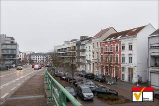 Uniek multifunctioneel pand.Dit uitzonderlijke pand biedt bijna 400 m² bruikbare ruimte, verdeeld over drie creatief met elkaar verbonden...