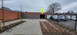 Momenteel staat het gebouw in afwerking. Oplevering voorzien binnen de 4 maanden na de definitieve keuze van alle afwerkingsmaterialen.<br />Duplex appartement 106,5m² met 2 slaapkamers en Z-terras 5.8m² gelegen in een nieuw project op een toplocatie in het hartje van Sint-Job-in-'t-Goor.<br />Op de 1e verd. : Inkom met afzonderlijk toilet en handenwasser, berging wasplaats, vooraan hebben wij de keuken met eethoek en aan de achtergevel hebben we het salongedeelte met toegang tot het terras van 5.8m². Vanuit de eetkamer hebben we de trap naar het duplex gedeelte. <br />Op de 2e verd. (Duplexgedeelte) : 2 slaapkamers, afzonderlijk toilet met handenwasser en badkamer.<br />Mogelijkheid om tot aankoop over te gaan van een garagebox met automatische poort.<br /> <br />Mooie nieuwbouwappartementen te koop in het centrum van Sint-Job-in-‘t-Goor. Een locatie kortbij verschillende handelszaken, openbaar vervoer en met goede verbinding naar de autosnelweg E19.<br /><br />Kopen aan 6% BTW ipv 21% is mogelijk! Vraag naar de mogelijkheden.<br /><br /><br /><strong><u><span>Grondplan van dit appartement eveneens bijlage</span> </u></strong><br /><br />Deze appartementen worden volledig afgewerkt (op uitzondering van de privatieve schilderwerken) en dit conform het lastenkohier. Zij worden optimaal opgeleverd volgens de hedendaagse normen waarbij het label BEN E20 gehaald wordt. (Bijna Energie Neutraal). Hierdoor kan u genieten van lage energiekosten en krijgt u gedurende 5 jaar 50% korting op de onroerende voorheffing. Om dit label te bekomen wordt gebruik gemaakt van de nodige optimale isolatie, ventilatie en een lucht-waterwarmtepomp voor sanitair warm water en vloerverwarming.