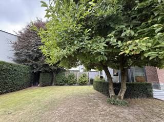 <p><strong>Deze instapklare Half-open bebouwing met een hedendaagse en tijdloze architectuur bevindt zich op een uiterst rustige, groene locatie in Wilrijk in de gegeerde wijk Park den Brandt. De woning wordt omringd door een charmante, onderhoudsvriendelijke tuin die veel privacy biedt en een oase van rust vormt.<br /><br /></strong></p>
<p><span><strong>INDELING:</strong></span><br />Bij het betreden van de woning valt meteen de stijlvolle inkomhal op, afgewerkt met een elegante witmarmeren vloer voorzien van een gastentoilet en vestiaire. De ruime, lichtrijke LEEFRUIMTE baadt in natuurlijk licht dankzij de grote raampartijen en is afgewerkt met een warme parketvloer. De living, salon en eetkamer vormen samen een harmonieus geheel en beschikken over een praktische vaste kastenwand.</p>
<p>De modern ingerichte KEUKEN ca. 5,60m x 2,10m sluit rechtstreeks aan bij de leefruimte en is uitgerust met een granieten werkblad en kwalitatieve SIEMENS-toestellen. Vanuit de keuken is er directe toegang tot het zonnige terras en de groene tuin, ideaal om te genieten op een zonnige dag.</p>
<p>Op de eerste verdieping bevinden zich drie SLAAPKAMERS (7,68m² - 11m² - 5,44m² en 14,64m²) en een bureau, elk afgewerkt met parketvloer en voorzien van een ingemaakte kast. De ruimtes kunnen flexibel worden ingericht als slaapkamers, bureau of hobbykamer. Daarnaast is er een DOUCHEKAMER met douche en een wastafel en een apart toilet.</p>
<p>De woning is volledig onderkelderd en biedt een bijzonder praktische meerwaarde. De kelder beschikt over een technische ruimte, aansluitingen voor wasmachine en droogkast, en voldoende opbergruimte. De kelder heeft een comfortabele stahoogte van 1,88 meter.</p>
<p>Buiten nodigt de gezellige tuin uit tot ontspannen in een groene omgeving met natuurlijke beplanting en volwassen bomen. Het aangename terras sluit naadloos aan bij zowel de leefruimte als de keuken, wat zorgt voor een vloeiende overgang tussen binnen en buiten. Bovendien is er een voorziening voor een fietsenberging.</p>
<p>Tot slot is de woning uitgerust met zonnepanelen, wat bijdraagt aan een energiezuinige en duurzame levensstijl. Deze stijlvolle, instapklare woning combineert hedendaagse elegantie met optimaal wooncomfort op een bijzonder rustige locatie in Wilrijk.<br /><br /></p>
<span><strong>BIJZONDERHEDEN: </strong></span><br />* Gelegen op toplocatie in Wilrijk, omgeving Park den Brandt <br />* EPC 181kWh/m², zonnepanelen aanwezig, fietsenberging