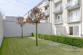 Dit tijdloze appartement beschikt over een aangename en ruime leefruimte die uitgeeft op een aanpalend terras, ideaal om te genieten van wat buitenruimte. Aansluitend bevindt zich de functionele keuken. Verder zijn er twee slaapkamers, een badkamer, een apart toilet en een praktische berging met o.a. aansluitingen voor wasmachine en droogkast.<br /><br />Daarnaast is het appartement voorzien van een ondergrondse autostaanplaats en een privatieve kelderberging, wat zorgt voor extra comfort en opbergruimte. <br /><br />Het appartement is gunstig gelegen in een rustige straat, op korte afstand van een retailpark en het centrum van Oudenaarde, waardoor alle nodige voorzieningen vlot bereikbaar zijn.<br />Eveneens interessant als investering.