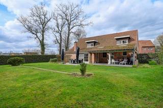 Op het einde van de Laarstraat te Viversel vinden we dit charmant, gezellig huis terug.Op het gelijkvloers is er een lichtrijke leefruimte met bureau...