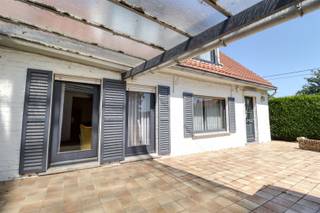 GEZINSWONING MET VEEL RUIMTE EN GROENE TUIN KIJKT UIT EEN MAKE OVER Deze half open woning is omgeven door veel groen en heeft heel wat potentieel,...