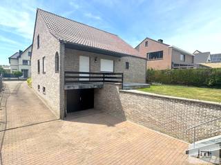 Deze woning is gelegen in het centrum van Kortessem en biedt met een nog af te werken eerste verdieping vele mogelijkheden.Via de inkomhal krijgen we...