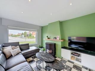 Mooi GERENOVEERDE VILLA op circa 1.000m² grond met 5 slpks, woningbijgebouw en ZUIDgerichte tuin te Zedelgem!<br /><br /><span><span><span><span><span><span><span><span><span><span><span><span><span><span>Een ruime gezinsvilla waar comfort en ruimte perfect samenkomen.</span></span></span></span></span></span></span></span></span></span></span></span></span></span><br /><span><span><span><span><span><span><span><span><span><span><span><span><span><span>Welkom in deze charmante villa te Zedelgem, een bijzonder veelzijdige eigendom die zich onderscheidt door haar combinatie van stijlvol wonen, royale ruimtes en woningbijgebouw.</span></span></span></span></span></span></span></span></span></span></span></span></span></span><br /><span><span><span><span><span><span><span><span><span><span><span><span><span><span>Deze gerenoveerde woning biedt alles wat een groot gezin. Met 5 slaapkamers is er ruimte voor het hele gezin én voor wie graag beschikt over een extra bureau, hobbyruimte of andere multifunctionele kamers.</span></span></span></span></span></span></span></span></span></span></span></span></span></span><br /><br /><span><span><span><span><span><span><span><span><span><span><span><span><span><span>Een droom voor wie nood heeft aan ruimte voor stock, materiaal, voertuigen...</span></span></span></span></span></span></span></span></span></span></span></span></span></span><br /><span><span><span><span><span><span><span><span><span><span><span><span><span><span>COMFORTABEL GEZINSLEVEN</span></span></span></span></span></span></span></span></span></span></span></span></span></span><br /><span><span><span><span><span><span><span><span><span><span><span><span><span><span>De gerenoveerde villa straalt ruimte en comfort uit en vormt een ideale thuisbasis voor een groot gezin.</span></span></span></span></span></span></span></span></span></span></span></span></span></span><br /><span><span><span><span><span><span><span><span><span><span><span><span><span><span>Met vijf slaapkamers is er voldoende plaats voor kinderen, gasten en thuiswerk. De woning kan bovendien flexibel worden ingericht volgens de behoeften van de nieuwe eigenaar.</span></span></span></span></span></span></span></span></span></span></span></span></span></span><br /><span><span><span><span><span><span><span><span><span><span><span><span><span><span>Buiten wacht een aangename zuidgerichte tuin, de perfecte plek om te ontspannen, kinderen te laten spelen of tijdens zonnige dagen gezellig samen te genieten.</span></span></span></span></span></span></span></span></span></span></span></span></span></span><br /><span><span><span><span><span><span><span><span><span><span><span><span><span><span>UITSTEKENDE BEREIKBAARHEID</span></span></span></span></span></span></span></span></span></span></span></span></span></span><br /><span><span><span><span><span><span><span><span><span><span><span><span><span><span>Ook qua ligging scoort deze eigendom bijzonder goed. De woning bevindt zich in een aangename omgeving in Zedelgem en geniet van een zeer vlotte verbinding met de autosnelweg.</span></span></span></span></span></span></span></span></span></span></span></span></span></span><br /><span><span><span><span><span><span><span><span><span><span><span><span><span><span>Een belangrijke troef voor wie dagelijks pendelt, klanten bezoekt of regelmatig onderweg is.</span></span></span></span></span></span></span></span></span></span></span></span></span></span><br /><span><span><span><span><span><span><span><span><span><span><span><span><span><span>EEN EIGENDOM MET MOGELIJKHEDEN</span></span></span></span></span></span></span></span></span></span></span></span></span></span><br /><span><span><span><span><span><span><span><span><span><span><span><span><span><span>Dit is een eigendom die meegroeit met uw leven en uw plannen:</span><br /><span><span>ruim wonen, stockeren, hobby’s uitoefenen en genieten van de tuin – allemaal op één adres.<br /><br /><strong>INDELING:<br /><u><em>Gelijkvloers:</em></u></strong><br />Ruime inkomhal - living met gezellige zithoek en eetplaats - volledig ingerichte open keuken (O.a. met inductiefornuis, dampkap, dubbele spoelbak, heteluchtoven, ingebouwde microgolfoven, ruime frigo én vaatwasmachine) - koele berging / wasplaats - kelder - afzonderlijk toilet - ruime garage - 2 ruime opritten - volledig omheinde tuin met ZUIDgericht terras en kippenren - volledig geïsoleerde verwarmde opslagruimte/woningbijgebouw (Circa 75m2/met drijfkracht en automatische sectionale poort).<br /><br /><u><em><strong>Eerste verdieping:</strong></em></u><br />Lichtrijke nachthal - ruime badkamer (O.a. met dubbel lavabomeubel, hangtoilet, ligbad én douche) - masterbedroom met aanpalende dressing (Afgewerkt met sfeervolle ledverlichting ) - slaapkamer 2 - slaapkamer 3 (Momenteel ingericht als bureel).<br /><br /><u><em><strong>Tweede verdieping:</strong></em></u><br />Nachthal - 2 ruime slaapkamers.<br /><br /><u><strong>Opmerkingen:</strong></u><br />- Elektriciteit volledig GOEDgekeurd!<br />- Regenwaterput (5.000l) aanwezig.<br />- NIEUW geïsoleerd dak op de woning en op de opslagruimte (EPDM).<br />- 20cm dakisolatie.<br />- Bijna overal ROLLUIKEN aanwezig (Op het gelijkvloers elektrisch).<br />- RECENTE ramen in de woning én bijgebouw (PVC)!<br />- 12 Zonnepanelen aanwezig.<br />- Alarminstallatie in de woning.<br />- Domotica aanwezig.<br />- Alle GORDIJNEN blijven hangen.<br />- Volledig geschilderd met vliesbehang.<br />- Zeer veel maatwerk (inbouwkasten).</span></span></span></span></span></span></span></span></span></span></span></span></span></span></span><br /><br /><span><span><span><span><span><span><span><span><span><span><span><span><span><span>Zeer interessante woning voor g</span></span></span></span></span></span></span></span></span></span></span></span></span></span><span><span><span><span><span><span><span><span><span><span><span><span><span><span>rote gezinnen, p</span><span>ersonen met een zelfstandig (bij)beroep, w</span><span>ie wonen en werken wil combineren</span></span></span></span></span></span></span></span></span></span></span></span></span></span><br /><span><span><span><span><span><span><span><span><span><span><span><span><span><span>Op zoek naar een woning met ruimte voor uw gezin én uw ambities? Dan verdient deze eigendom absoluut uw aandacht. Aarzel zeker niet om een bezoek te brengen aan deze opportuniteit: 050/70.01.02 - info@centro.be.</span></span></span></span></span></span></span></span></span></span></span></span></span></span>