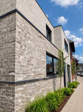 🏡<strong> Energiezuinige nieuwbouwwoningen met 6% BTW mogelijk</strong><br /><br />In het charmante Sint-Eloois-Winkel, deelgemeente van Ledegem, realiseren we deze vier kwalitatieve nieuwbouwwoningen. <br />De ligging combineert een rustige woonomgeving met een uitstekende bereikbaarheid naar Kortrijk en de A17.<br /><br />Deze woningen worden gebouwd volgens hedendaagse normen, met bijzondere aandacht voor energiezuinigheid, comfort en duurzaamheid.<br /><br />⚡ Technische &amp; energetische troeven<br />Nieuwbouw volgens de laatste EPB-normen<br />Zeer energiezuinig karakter met gunstig E-peil (laag EPC)<br />Hoogwaardige isolatie (dak, muren en vloeren)<br />Moderne technieken en installaties<br />Mogelijkheid tot installatie van een warmtepomp<br />Duurzame investering met lage energiekosten op lange termijn<br />👉 <strong>Bovendien kan u, genieten van het verlaagde BTW-tarief van 6% (zowel interessant voor eigen bewoning als voor investeerders).</strong><br /><br />✨ Indeling van de woning<br />Bij het binnenkomen wordt u verwelkomd in een ruime inkomhal met gastentoilet en vestiaire. <br />De lichtrijke leefruimte is opgedeeld in een zitruimte, eetplaats en open keuken. Aansluitend bevindt zich een praktische technische berging.<br />Op de eerste verdieping:<br />* drie volwaardige slaapkamers<br />* tweede berging<br />* apart toilet<br />* badkamer met ligbad én inloopdouche<br /><br />Elke woning beschikt over een privatieve tuin met terras, ideaal om in alle rust te genieten.<br /><br />🔧 Extra mogelijkheden<br />* Garagebox achteraan optioneel aan te kopen<br />* Exterieur nog af te werken door de koper → volledige vrijheid in afwerking en uitstraling<br />* Ideaal als energiezuinige gezinswoning of zorgeloze investering<br /><br />📞 Interesse?<br />Voor meer informatie of een bezoek:<br />📱 Simon – 0498.123.708<br />📧 simon@vicusvastgoed.be