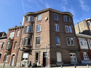 For sale: Charming 1-bedroom apartment to renovate, ideally located near Parc Duden in Forest, on the 2nd floor of a small building, and in...