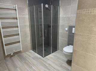 <p>Dit gelijkvloers appartement maakt deel uit van residentie "Orchidee' te Kluisbergen.</p><p>Het appartement omvat een leefruimte met open keuken , 1 slaapkamer, een badkamer met douche , dubbele lavabo en toilet.</p><p>Bovendien beschikt het appartement over een ruim terras.</p><p>Interesse?<br />Vraag uw bezoek aan via onze website www.immodhondt.be </p>