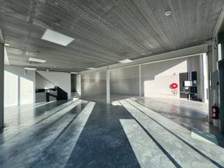 This representative SME unit with a total area of approximately 300 m², spread over two floors, is located at the modern Green Business Park Forest Park in Genk.<br /><br />The ground floor of approximately 200 m² offers a spacious and functional business space that is ideal as a warehouse, workshop or showroom. The unit has a large sectional door and separate glass entrance. Thanks to the large windows, the room also enjoys plenty of natural light.<br /><br />On the floor of approximately 100 m², there is a spacious and bright office space. As a result, the building is an ideal combination for companies that want to place their office activities and operational business space in one location.<br /><br />The modern architecture, high-quality appearance and practical layout make this unit suitable for a variety of professional activities. There are also 5 private parking spaces near the building.<br /><br />Advantages:<br /><br />- Total area: approx. 300 m²<br />- Ground floor: approx. 200 m²<br />- Floor: approx. 100 m²<br />- Spacious warehouse/business space<br />- Separate office space<br />- Large sectional door<br />- Lots of natural light<br />- 5 private parking spaces<br />- Modern and representative appearance<br />- Located at Woudpark Green Business Park in Genk<br /><br />Financially:<br /><br />- Rental price: € 2,250/month excluding VAT.<br />- Common parts commission: € 280/month excluding VAT.<br />- Property tax is borne by the tenant.