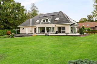 Goed onderhouden villa op residentieel perceel van +/- 1669m². Deze eigendom is gelegen op een groen perceel op een toplocatie in Kasterlee. De...