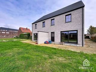 PLUSPUNTEN: + perceeloppervlakte: 3a00ca+ bewoonbare oppervlakte: 164,40 m²+ linkse woning lot 3 (nr. 4B)+ 3 slaapkamers+ grote zolder+ zonnepanelen+...