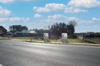 <p><span><strong>Bouwgrond van 422 m² voor halfopen bebouwing met een straatbreedte van 12 meter. Achteraan zicht op groen. Vlotte verbinding naar het centrum van Geel en andere omliggende gemeenten alsook met de autostrade E-313. Geen bouwverplichting!<br /><br />Ligging</strong><br />Gunstig en centraal gelegen bouwgrond in het centrum van Winkelomheide, op wandelafstand van lokale winkels, scholen, openbaar vervoer,... Het centrum van Geel bereikt u makkelijk met de fiets. Verder is er een vlotte verbinding met omliggende gemeenten en steden alsook de autostrade E-313.<br /><br /><strong>Beschrijving</strong><br />Op dit mooie perceel van 4a 22ca met een breedte van 12 meter en een diepte van 35,15 meter bouwt u uw ideale halfopen droomwoning. Dankzij de westelijke oriëntatie geniet u vanop het terras van de zalige avondzon. Gevelbreedte 9 meter en bouwdiepte tot 17 meter!<br />Achteraan geniet u van een mooi groen zicht. Het perceel is geschikt voor de bouw van een vrijstaande eengezinswoning met mogelijkheid tot complementaire functies aan het wonen, zoals kantoor, vrij beroep en dienstverlening. <br />De bouwvoorschriften en het verkavelingsplan kunt u bekijken via het tabblad "documenten".<br /><br /><em>Bijzondere informatieplicht: <span>woongebied, geen rechterlijke herstelmaatregel of bestuurlijke maatregel opgelegd, geen voorkooprecht ruimtelijke ordening, omgevingsvergunning voor verkavelen van gronden.</span></em></span></p>