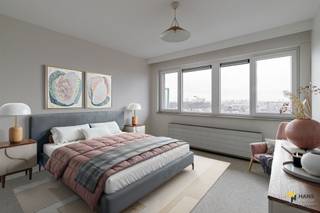 <p><span>Nieuwdreef 123 (9e verd.) - Merksem</span></p><p><span> </span></p><p><span>Instapklaar appartement (107m²) met 2 slaapkamers, 2 terrassen en autostaanplaats in Merksem.</span></p><p><span> </span></p><p><span>In de Nieuwdreef woon je op een boogscheut van de Bredabaan en het Runcvoortpark. Dankzij de gunstige ligging geniet je hier van een vlotte verbinding met het openbaar vervoer, het velo-deelsysteem en de auto en ook aan winkels en supermarkten is er geen gebrek in de nabije omgeving. </span></p><p><span> </span></p><p><span>Het appartement situeert zich op de bovenverdieping van een verzorgd gebouw van negen hoog, waarvan het dak conform geïsoleerd is. De maandelijkse vaste kosten bedragen €288 en omvatten water, verwarming op gas (met tussenmeters), blokpolis, syndicus, reservefonds en het onderhoud en de elektriciteit van de gemene delen — een transparant en volledig pakket. In 2023 werden de ramen vernieuwd naar aluminium schrijnwerk en de elektriciteit is AREI-conform. Bovendien werd het appartement recent volledig herschilderd, waardoor je hier meteen en zonder bijkomende zorgen je intrek kan nemen.</span></p><p><span>Je betreedt het appartement via een ruime inkomhal die tal van mogelijkheden biedt. Daarnaast is er een praktische berging (2 m²) voorzien. De twee volwaardige slaapkamers zijn elk 15 m² groot. De lichtrijke leefruimte met open keuken (41 m²) vormt het hart van het appartement. Dankzij de grote raampartijen geniet je hier van een wijds en open uitzicht over de omgeving. Via een schuifdeur bereik je het eerste terras (15 m²) met west-oriëntatie — ideaal om te genieten van de namiddag- en avondzon. Vanuit de keuken heb je bovendien toegang tot een tweede, noord-georiënteerd terrasje (2 m²). De ruime badkamer (7 m²) is uitgerust met een ligbad met douche en een lavabomeubel. De wc is apart. </span></p><p><span>Tot slot is de ondergrondse autostaanplaats verplicht mee aan te kopen aan €15.000. Bewoonbare opp. 107 m² ref.: bruto vloeropp. Voor meer info of een gratis schatting surf naar </span><span><span>www.hansimmo.be</span></span></p><p><span> </span></p>