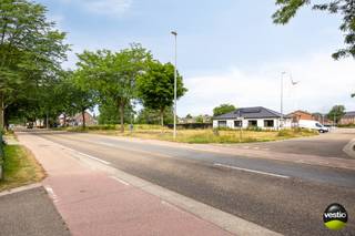 <span>Grond te koop in Tessenderlo-Ham</span><br /><br />Deze ruime bouwgrond voor open bebouwing is gelegen op de hoek van de Staatsbaan en de Vlinderstraat in Ham. Dankzij de gunstige hoekligging, de ruime perceeloppervlakte en de zuidgerichte tuinzone biedt dit perceel mooie mogelijkheden voor de realisatie van een eigentijdse gezinswoning.<br /><br />Het perceel betreft lot 1 van een verkaveling en heeft een oppervlakte van 9a 36ca. Aan de zijde van de Staatsbaan beschikt het perceel over een breedte van circa 28,51 meter. <br /><br />De ligging combineert een goede bereikbaarheid met een centrale woonomgeving. Via de Staatsbaan bereikt u vlot het centrum van Ham, de omliggende gemeenten en de belangrijkste verbindingswegen. Winkels, scholen en andere dagelijkse voorzieningen bevinden zich op korte afstand.<br /><br />De grond is gelegen in een verkaveling. Het verkavelingsplan en de bijbehorende stedenbouwkundige voorschriften zijn beschikbaar via de downloads.<br /><br /><strong>Volgende bouwvoorschriften zijn onder meer van toepassing:</strong><br /><br />- Open bebouwing<br />- Complementaire functies zoals een vrij beroep, kantoor of dienstverlening zijn onder voorwaarden toegestaan<br />- Bouwzone zoals aangeduid op het verkavelingsplan<br />- Zijtuinstroken van minimaal 3 meter<br />- Maximaal twee bouwlagen onder de kroonlijst<br />- Maximale kroonlijsthoogte van 7 meter<br />- Zadeldak met een helling tussen 35° en 45° of een plat dak<br />- Maximale nokhoogte van 11,20 meter<br />- Carport toegestaan binnen de hiervoor aangeduide zone<br />- <strong>Eén vrijstaand bijgebouw toegestaan met een maximale totale oppervlakte van 40 m²</strong><br /><br />Neem gerust contact op via ralph@vestio.com of bel naar 0478 12 32 49 voor meer informatie.