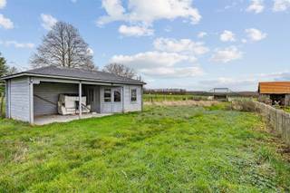 <p><span>Welkom in deze charmante woning waar je meteen het gevoel krijgt: Hier kan ons verhaal beginnen!</span></p><p><span> </span></p><p><span>De woning werd oorspronkelijk gebouwd in 1950, maar onderging de voorbije jaren enkele renovaties waarbij bewust werd gekozen voor hedendaagse technieken en optimaal wooncomfort. Zo beschikt de woning in verschillende ruimtes over airconditioning (koelen én verwarmen), zonnepanelen en rolluiken. Instappen kan dus meteen, terwijl je stap voor stap verder afwerkt en personaliseert naar eigen smaak!</span></p><p><span> </span></p><p><span>Indeling:</span></p><p><span>Gelijkvloers: Je betreedt de woning via de inkomhal met afzonderlijk gastentoilet. De lichtrijke leefruimte sluit mooi aan op de uitgeruste keuken met kasten en toestellen. Verder vind je op het gelijkvloers een technische ruimte en een praktische wasplaats.</span></p><p><span>Eerste verdieping: Nachthal met toegang tot twee volwaardige slaapkamers, een badkamer uitgerust met lavabo, ligbad en toilet en een extra berging die ook perfect kan dienen als bureau- of hobbyruimte.</span></p><p><span>Tweede verdieping: Een derde slaapkamer, ideaal als master bedroom, kinderkamer, speelkamer of extra hobbyruimte.</span></p><p><span> </span></p><p><span>Buiten geniet je van een ruime tuin met een prachtig open zicht, een echte troef voor wie houdt van rust, privacy en buitenleven.</span></p><p><span> </span></p><p><span>Kortom: Een goed onderhouden woning met een aangename indeling én ruimte om verder te groeien en te verfijnen.</span></p><p><span>Kom ontdekken hoe je hier niet alleen een huis koopt, maar een thuis creëert!</span></p><p><span> </span></p><p><span>Breng snel een bezoek voor het te laat is! Neem contact op met Kenneth (kenneth.pollet@vastgoedhuys.be) op 0472/03 25 88 of met Melissa (melissa.cardaci@vastgoedhuys.be) op 0486/54 71 80.</span></p>