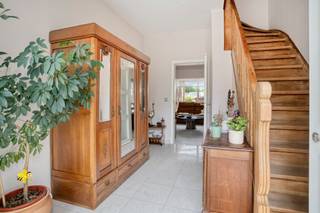<p><span>RUIME EN SOLIDE WONING 200M² MET 3 SLAAPKAMERS, AANGENAME ZUIDWEST-GEORIËNTEERDE TUIN EN GARAGE OP 5A89CA.</span></p><p><span>ligging nabij centrum en sport- en recreatiecentrum "Breeven" met vlotte bereikbaarheid via N16, A12, N17 en E17</span></p><p><span> </span></p><p><span>Gelijkvloers:</span><span> Inkomhal / living met eetplaats (6,5 x 4,3m) / super-ingerichte keuken (4,3 x 2,5m) / berging met was- en stookplaats / garage (4,6 x 3,7m).</span></p><p><span>1ste verdieping:</span><span> Nachthal / 2 ruime slaapkamers (4,5 x 4,2m; 4,5 x 4m) / badkamer met wastafel, inloopdouche en wc.</span></p><p><span>2de verdieping:</span><span> Ruime multifunctionele ruimte (6,7 x 5,4m) inrichtbaar als slaapkamer, bureau of hobbyruimte .</span></p><p><span>Aangename tuin met overdekt terras en tuinberging / oprit met 2 autostaanplaatsen.</span></p><p><span>Uitweg achteraan perceel.</span></p><p><span> </span></p><p><span> </span></p>