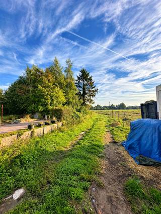 <h2><span>HOB BEBOUWING OP 467M² EN BOUWGROND VAN 415M² | RENOVATIE OF HEROPBOUW, TAL VAN MOGELIJKHEDEN!</span></h2><h2><span> </span></h2><p><span>Op zoek naar een renovatieproject met potentieel? Of eerder naar een mooi perceel om uw eigen nieuwbouwwoning te realiseren? Dan is dit absoluut een eigendom die u niet mag missen!</span></p><p><span>Deze </span><span>open bebouwing op een perceel van ca. 467 m²</span><span> biedt dankzij de gunstige perceelbreedte van ca. </span><span>12,50 meter</span><span> en een gevelbreedte van ca. </span><span>8,50 meter</span><span> tal van mogelijkheden.</span></p><p><span>De bestaande woning is </span><span>te renoveren of kan, mits de nodige vergunningen, plaatsmaken voor een volledig nieuwe woning(en)</span><span>. </span></p><p><span> </span></p><p><span>Bijkomend is er nog een bouwgrond van </span><span>ca. 415 m² (zie plan). </span></p><p><span>Het perceel is te bereiken via </span><span>een recht van doorgang</span><span>.</span></p><p><span> </span></p><p><span>U kunt hier verschillende richtingen uit: </span><span>renoveren en uitbreiden, de bestaande woning volledig naar uw hand zetten of onderzoeken welke mogelijkheden er zijn voor een nieuwbouwproject.</span></p><p><span>Een ideale opportuniteit voor wie </span><span>zelf de handen uit de mouwen wil steken</span><span> of op zoek is naar een perceel om een </span><span>nieuwe, energiezuinige droomwoning</span><span> te realiseren.</span></p><p><span> </span></p><p><span>Wacht niet te lang, want opportuniteiten als deze zijn niet onbeperkt beschikbaar!</span></p><p><span>Contacteer Immo Twins T. 052 55 55 55<span> - </span></span><span>info@immotwins.be - <span>www.immotwins.be</span></span><span> - Contacteer ons vandaag nog voor meer informatie of een bezoek ter plaatse.</span></p><p><span> </span></p>