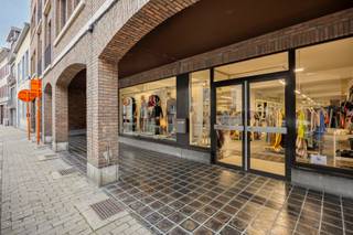 Dit unieke handelspand, momenteel in gebruik als Kringwinkel, biedt een uitstekende investerings- en exploitatiekans. Met een...