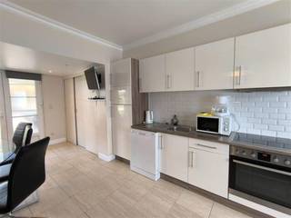 Gelegen in de groene oase van Park Atlantis in De Haan, vindt u dit ruim 2 slaapkamer appartement met zonnig terras. Het appartement is gelegen op het gelijkvloers in de residentie 'Dahlia' en biedt voldoende ruimte om er met het hele gezin te vertoeven! Het appartement bevindt zich middenin het groen en geeft uit op een prachtige binnentuin. Het strand en de zee liggen op wandelafstand (+/- 800m) en er is voldoende parkeergelegenheid op het domein.Park Atlantis biedt voor ieder wat wils met o.a. tennisbanen, speeltuintjes, petanqueveld, etc... Kortom: de ideale vakantieplek voor wie wenst te genieten van het strand en de zee, in het midden van een groene omgeving! Omvat: een leefruimte met open ingerichte keuken, twee slaapkamers en badkamer met douche, lavabo en toilet. Er is tevens ook een terras aanwezig waar het gezellig zitten is. Het appartement wordt momenteel verhuurd op vakantiebasis en biedt een heel mooi huurrendement! TROEVEN:• wordt gemeubeld verkocht• groene en rustige omgeving Dit appartement kan uw ideale vakantieverblijf zijn aan onze kust of uw perfecte investering. Domicilie niet toegestaan. 📞 Contacteer Lorenzo voor een bezoek: 0492 08 08 08 – lorenzo@correctvastgoed.be👉 Online schattingstool: https://www.correctvastgoed.be/schatting